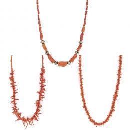 108   -  <p><span class="object_title">Lote de tres collares de raíz de coral.</span></p>