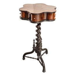 625   -  <p><span class="object_title">Mesa auxiliar victoriana de perfil ondulado en madera de caoba. Inglaterra, fles. del s.XIX. </span>.<br></p>