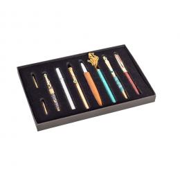 594   -  <p><span class="object_title">Colección de siete plumas estilográficas Vaccaro.<br/>Realizadas en diversos materiales con aplicaciones de cristales de Swarovski y plumín bañado en oro. </span>.<br></p>