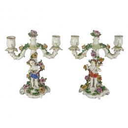 591   -  <p><span class="object_title">Pareja de candelabros de dos luces en porcelana de Rudolstadt Volkstedt. Alemania, ppios. del s.XX. </span>.<br></p>