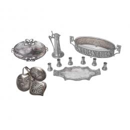 559   -  <p><span class="object_title">Lote de tres centros y juego licorero Art Nouveau en estaño con decoración floral, ppios. del s.XX. </span>.<br></p>