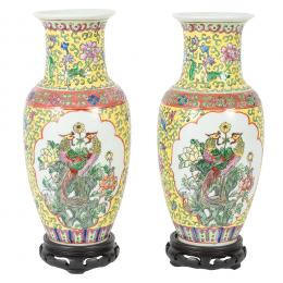 526   -  <p><span class="object_title">Pareja de jarrones en porcelana Familia Amarilla con decoración floral y aves. China, primera mitad del s.XX. </span>.<br></p>