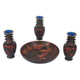 527   -  <p><span class="object_title">Juego de tres jarrones y un plato en laca cinabrio roja y negra con decoración floral en relieve. Japón, s.XX. </span>.<br></p>
