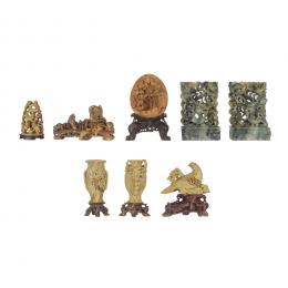 529   -  <p><span class="object_title">Lote de paisaje, composición floral con ave, pareja de jarrones, monos, ave y pareja de sujetalibros con dragón en esteatita tallada. China, s.XX. </span>.<br></p>