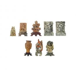 525   -  <p><span class="object_title">Lote de pareja de sujetalibros con dragón, monos, jarrón, ave y tres composiciones florales en esteatita tallada. China, s.XX. </span>.<br></p>