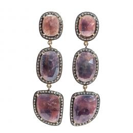 148   -  <p><span class="object_title">Pendientes largos en plata dorada y pavonada con turmalinas facetadas y orlas de símiles de diamantes. 6,5 cm. </span></p>