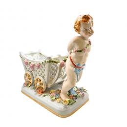 601   -  <p><span class="object_title">Amorcillo con carro. Centro en porcelana tipo Meissen, s.XX.  </span>.<br></p>