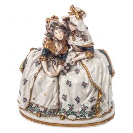 563   -  <p><span class="object_title">Banco con muchachas. Grupo en porcelana Rudolstadt Volkstedt. Alemania, primer cuatro del s.XX. </span>.<br></p>