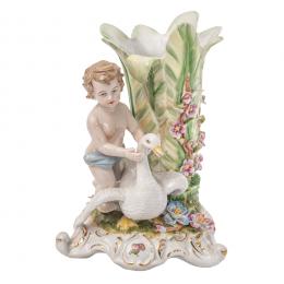 597   -  <p><span class="object_title">Centro flanqueado por amorcillo con oca en porcelana estilo Meissen, s.XX. </span>.<br></p>