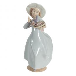 545   -  <p><span class="object_title">Admirando. Figura en porcelana Lladró. España, 1998-2000. </span>.<br></p>