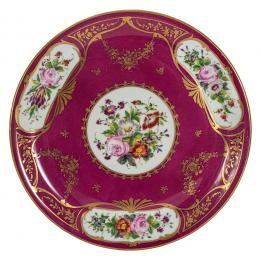 550   -  <p><span class="object_title">Plato en porcelana tipo Sèvres con decoración floral y fileteados en dorado. Francia, s.XX.  </span>.<br></p>