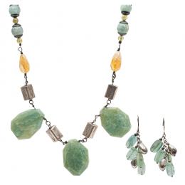 115   -  <p><span class="object_title">Lote de collar y pendientes largos en plata con cuentas de aguamarina, fluorita y jade. 47 y 5,5 cm. </span></p>