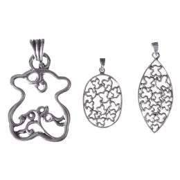 97   -  <p><span class="object_title">Lote de tres colgantes diseño osito de Tous en plata. 5 y 4,5 cm. </span></p>