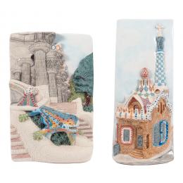 557   -  <p><span class="object_title">Pareja de relieves en cerámica policromada repesentando el Parque Güell de Gaudí, fles. del s.XX. </span>.<br></p>