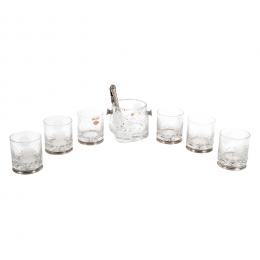 512   -  <p><span class="object_title">Juego de cubitera con pinzas y seis vasos de whisky en plata y cristal tallado con decoración de vides, fles. del s.XX. </span>.<br></p>