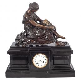 586   -  <p><span class="object_title">Reloj de sobremesa en bronce patinado y mármol negro. Francia, s.XIX. </span>.<br></p>