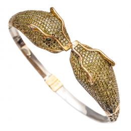 104   -  <p><span class="description">Pulsera esclava estilo Cartier en plata y plata dorada con centro rematado por cabezas de leopardo, símiles de esmeralda y pavé de citrinos.</span></p>