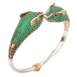120   -  <p><span class="object_title">Pulsera esclava estilo Cartier en plata y plata dorada con centro rematado por cabezas de leopardo, símiles de rubí y pavé de circonitas verdes. </span></p>