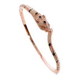 149   -  <p><span class="object_title">Pulsera esclava estilo Cartier en plata rosa con centro rematado por cabeza de pantera en pavé de circonitas blancas, esmalte negro y símiles de esmeralda. </span></p>