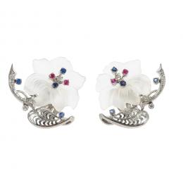 82   -  <p><span class="object_title">Pendientes diseño floral en oro blanco y cristal de roca mateado con diamantes tallas 8/8 y antigua, 0,30 ct aprox. y rubíes, 0,20 ct aprox. y zafiros azules engastados en garras, 0,40 ct aprox. 23,02 gr. 4 cm. </span></p>