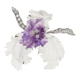 14   -  <p><span class="object_title">Broche diseño orquídea en oro blanco, cristal de roca mateado y amatista con diamantes talla brillante engastados en garras, 0,85 ct aprox. 24,83 gr. 5 cm. </span></p>