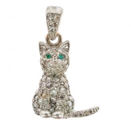 21   -  <p><span class="object_title">Colgante diseño gato en oro y plata con diamantes talla rosa, 0,50 ct aprox. y ojos con símiles de esmeralda talla redonda. 7,16 gr. 3 cm. </span></p>