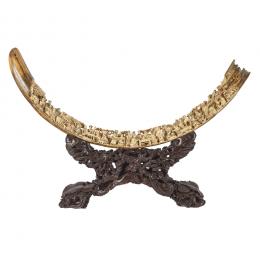 540   -  <p><span class="object_title">Colmillo en marfil de mamut de 10.000-15.000 años de antigüedad tallado y entintado con representación de personajes. China, s.XX. </span>.<br></p>