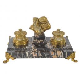 584   -  <p><span class="object_title">Escribanía de dos tinteros en bronce dorado y mármol, ppios. del s.XX. </span>.<br></p>