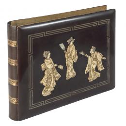 532   -  <p><span class="object_title">Álbum de fotos lacado con decoración en relieve de geishas en hueso tallado y entintado en la cubierta. Japón, ppios. del s.XX. </span>.<br></p>