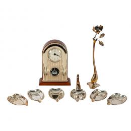 513   -  <p><span class="object_title">Lote de reloj de sobremesa, jarrón con rosa y juego de seis ceniceros diseño cisne en plata española punzonada, s.XX. </span>.<br></p>