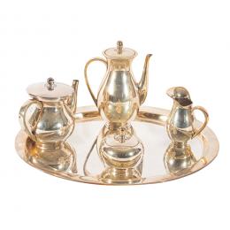 523   -  <p><span class="object_title">Juego de café en plata española punzonada con decoración de líneas lisas, s.XX. </span>.<br></p>