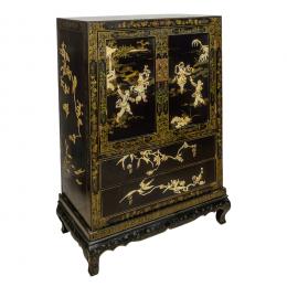 650   -  <p><span class="object_title">Aparador oriental en madera lacada en negro con decoración policromada y dorada e incrustaciones de piedras duras y madreperla representando figuras, flores y aves, s.XX. </span>.<br></p>