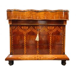 644   -  <p><span class="object_title">Cómoda escritorio estilo Reina Gobernadora en madera de caoba y chicaranda con marquetería vegetal y de arquerías en limoncillo, ppios. del s.XX. </span>.<br></p>