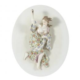 575   -  <p><span class="object_title">Placa oval en porcelana con representación de alegoría de la Primavera en altorrelieve. Alemania, ppios. del s.XX. </span>.<br></p>