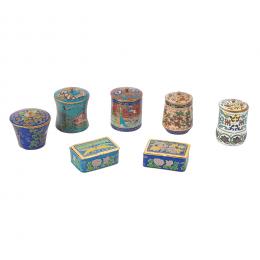 533   -  <p><span class="object_title">Lote de cinco tibores y dos cajitas en metal esmaltado cloisonné con decoración floral, aves, figuras y libélula. China, fles. del s.XX. </span>.<br></p>