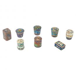 528   -  <p><span class="object_title">Lote de seis tibores y dos cajitas en metal esmaltado cloisonné con decoración floral, aves, dragones, figuras y mariposa. China, fles. del s.XX. </span>.<br></p>
