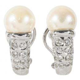 8   -  <p><span class="object_title">Pendientes en oro blanco con perla cultivada de 8 mm y diamantes talla brillante engastados en chatón, 0,50 ct aprox. 8,24 gr. </span></p>
