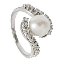 4   -  <p><span class="object_title">Sortija en oro blanco con perla cultivada de 7,5 mm y diamantes talla brillante engastados en garras, 0,25 ct aprox. 4,65 gr. Nº 14. </span></p>