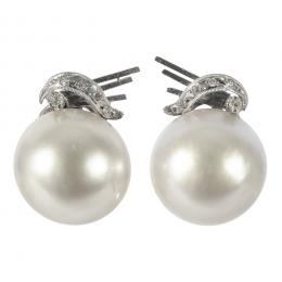 23   -  <p><span class="object_title">Pendientes en oro y vistas en platino con perla mabé de 15 mm y zafiros blancos. 9,44 gr. </span></p>