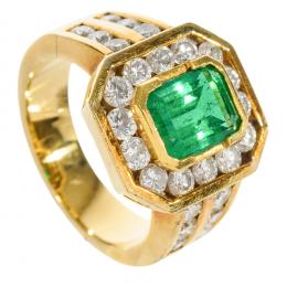 32   -  <p><span class="object_title">Sortija en oro con esmeralda talla octogonal, 1,45 ct aprox. y diamantes talla brillante engastados en barras, 1,50 ct aprox. 12,84 gr. Nº 15. </span></p>