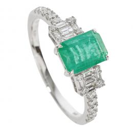 12   -  <p><span class="object_title">Sortija en oro blanco con esmeralda talla rectangular, 0,80 ct aprox. custodiada por diamantes tallas brillante y baguette engastados en garras, 0,35 ct aprox. 2,60 gr. Nº 13. </span></p>