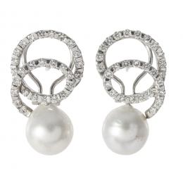 29   -  <p><span class="object_title">Pendientes en oro blanco con róleos de diamantes talla brillante, 0,30 ct aprox. rematados por perla cultivada de 10 mm. 11,6 gr. </span></p>
