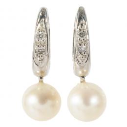 34   -  <p><span class="object_title">Pendientes media criolla en oro blanco con pavé de diamantes talla brillante, 0,04 ct aprox. rematada por perla cultivada de 6 mm. 2,3 gr.</span></p>