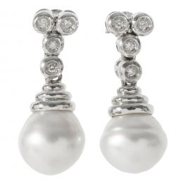 45   -  <p><span class="object_title">Pendientes en oro blanco con chatones de diamante talla brillante, 0,30 ct. aprox. rematados por perla cultivada barroca de 11 mm. 8,9 gr.</span></p>