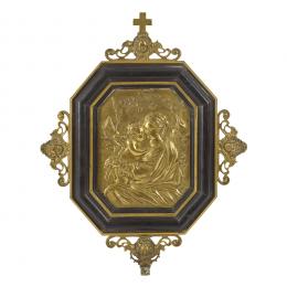 588   -  <p><span class="object_title">Placa con relieve en bronce dorado representando Virgen con Niño según modelo de Rafael Sanzio, s.XVIII. </span>.<br></p>