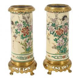 538   -  <p><span class="object_title">Pareja de jarrones cilíndricos en porcelana Satsuma con montura en latón. Meiji, Japón, fles. del s.XIX. </span>.<br></p>