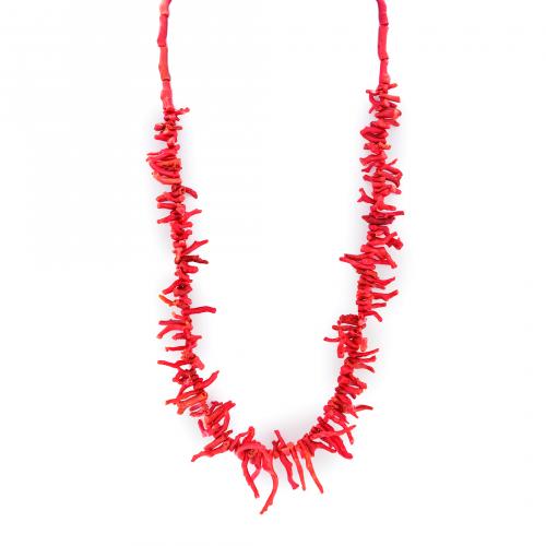 Lote de tres collares de raíz de coral.