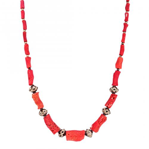 Lote de tres collares de raíz de coral.
