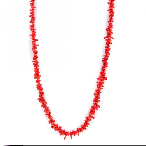 Lote de tres collares de raíz de coral.