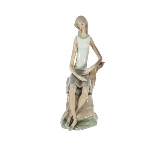 Meditando y Niña calas sentada. Lote de dos figuras en porc